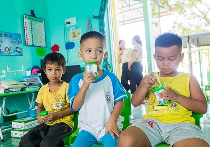 Bé Nhân, con trai của chị Vương được tham gia uống Sữa học đường cùng các bạn từ tháng 6/2020.