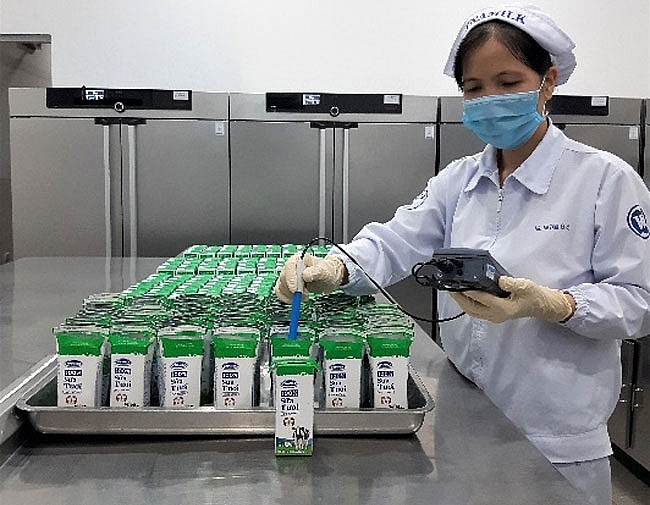 Công việc chuyên môn của chị Nguyễn Thị Tâm là kiểm tra mẫu sản phẩm để bảo đảm những hộp Sữa học đường chất lượng và an toàn.