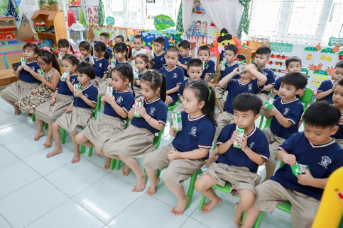 Học sinh cấp mầm non tại TP. Đà Nẵng đã được uống sữa theo chương trình ngay trong ngày đầu tiên quay lại trường học sau giãn cách xã hội.