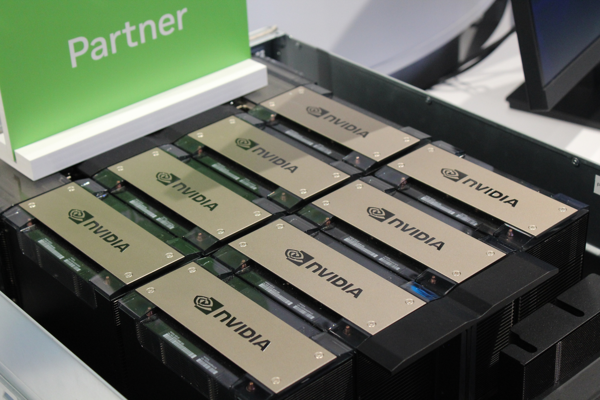 Về lý thuyết các GPU AI Blackwell bị cấm xuất khẩu sang Trung Quốc