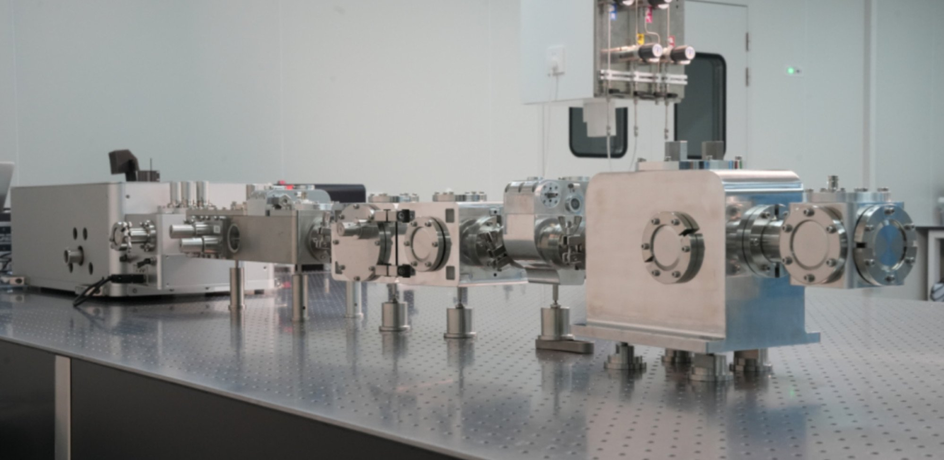 Máy quang khắc EUV của Trung Quốc có thể đặt gọn trên bàn làm việc, và đã được sử dụng để sản xuất chip 14nm