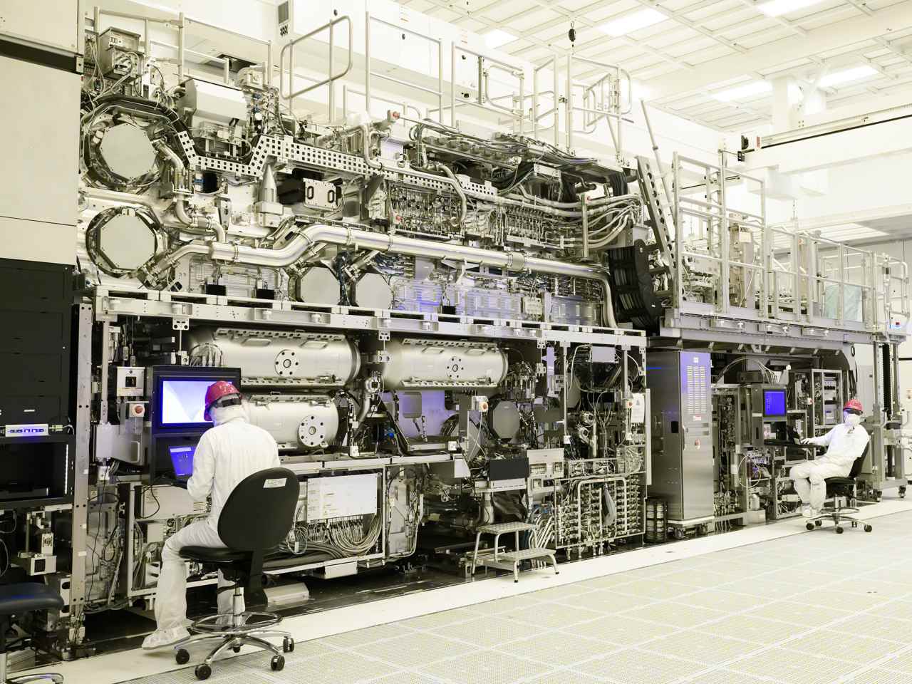 Những cỗ máy khổng lồ, có giá đến hàng trăm triệu USD của ASML là thiết bị duy nhất có thể tạo ra tia EUV để sản xuất hàng loạt chip cao cấp