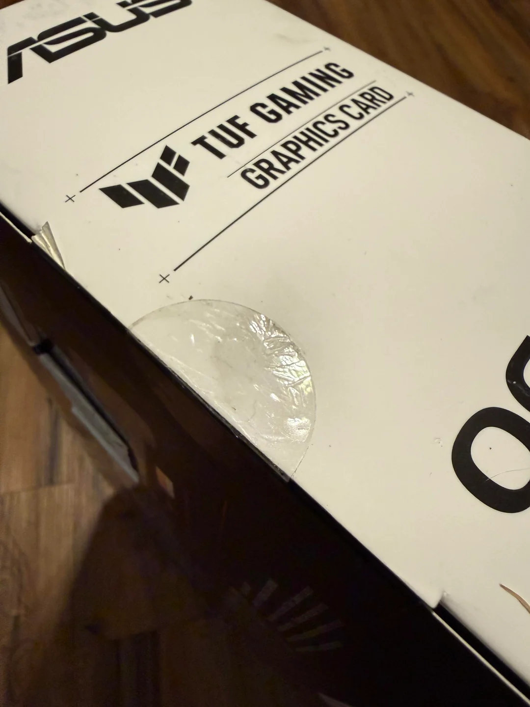 Vỏ hộp đựng cũng có dấu hiệu bị bóc tháo trước khi đến tay người nhận