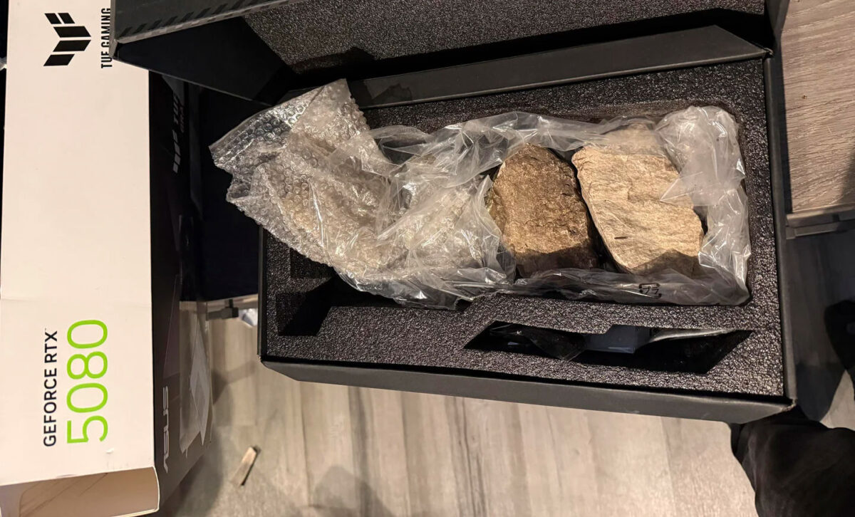 Ngay khi mở hộp, người dùng này đã choáng váng khi nhận ra bên trong chỉ là 4 cục đá