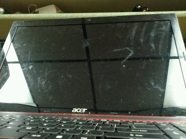 Không ít người để màn hình bám đầy bụi và vết bẩn.