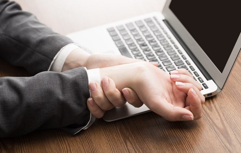 Tay bị tê rần liên tục là dấu hiệu của hội chứng ống cổ tay.