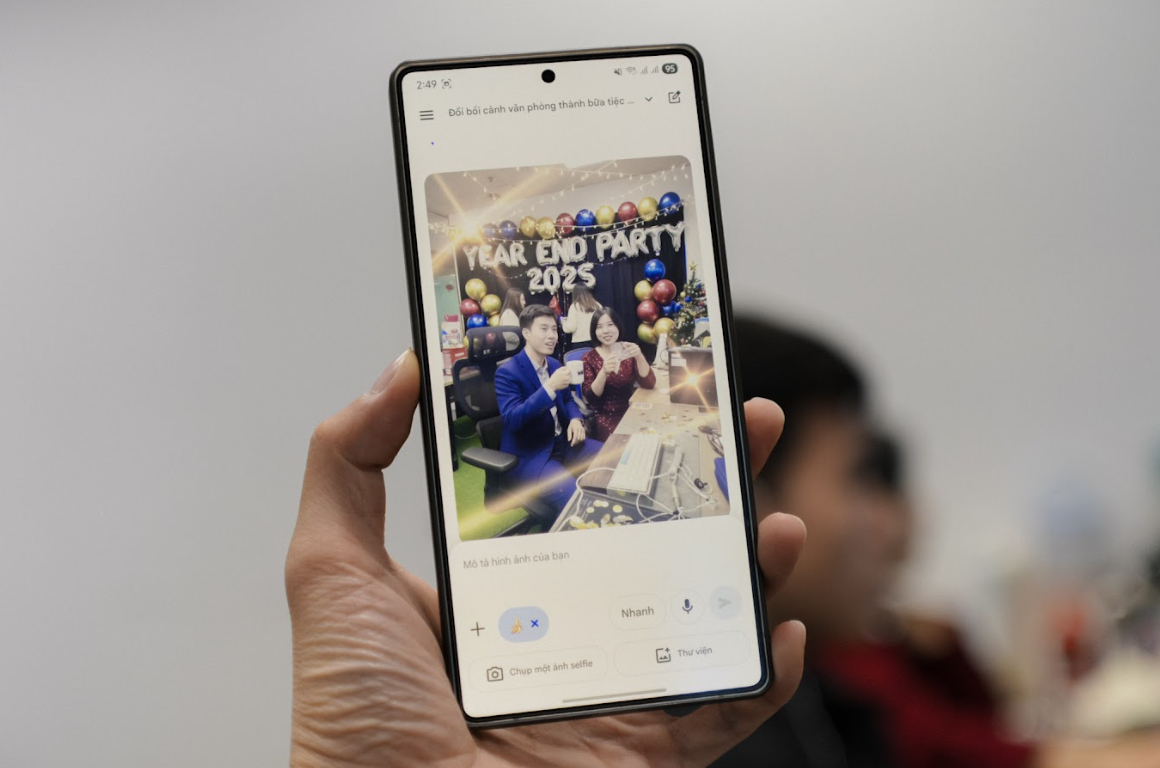 Cùng một bức ảnh gốc, Gemini Live tái dựng hoàn chỉnh không khí Year End Party với ánh đèn, decor và vibe lễ hội rõ rệt, giữ trọn cảm xúc thật nhưng nâng tầm trải nghiệm hình ảnh.