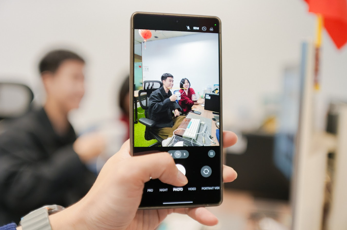 Khoảnh khắc gốc được ghi lại ngay trong văn phòng với camera 200MP: ánh sáng thường ngày, không set-up, nhưng đủ chi tiết và sắc nét để làm nền cho mọi ý tưởng sáng tạo phía sau.