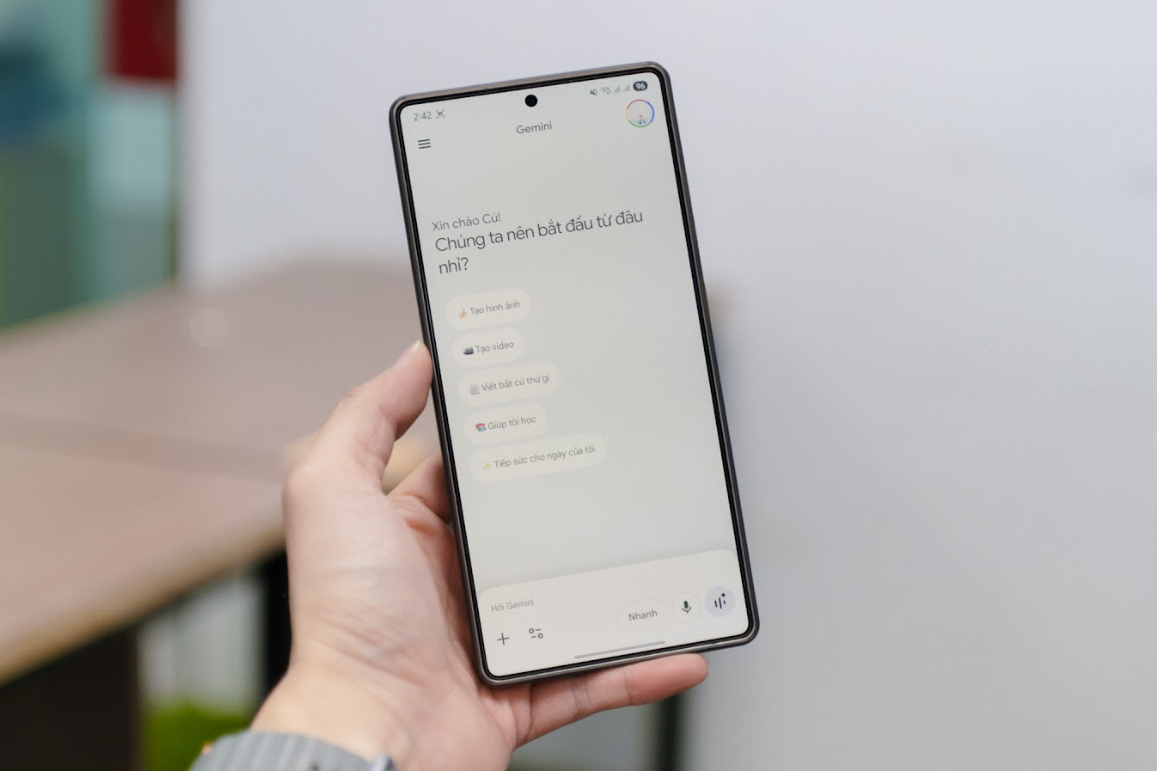 Một câu hỏi mở với Gemini Live là điểm khởi đầu của mọi ý tưởng: từ concept tiệc cuối năm, vibe hình ảnh cho tới cách tái dựng bối cảnh đúng như người dùng mong muốn.