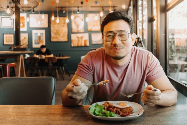 Tách khỏi điện thoại, dành thời gian cho các thói quen đơn giản như tận hưởng bữa ăn ngon, nói chuyện với bạn bè, tập thể thao... là cách để điều chỉnh tâm trạng tốt nhất.