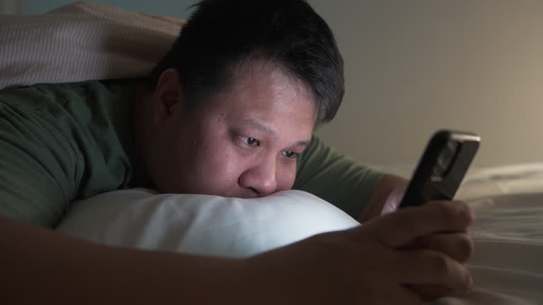 Lúc nào cũng gắn chặt với điện thoại là một phần nguyên nhân khiến bạn luôn cảm thấy chán đời.