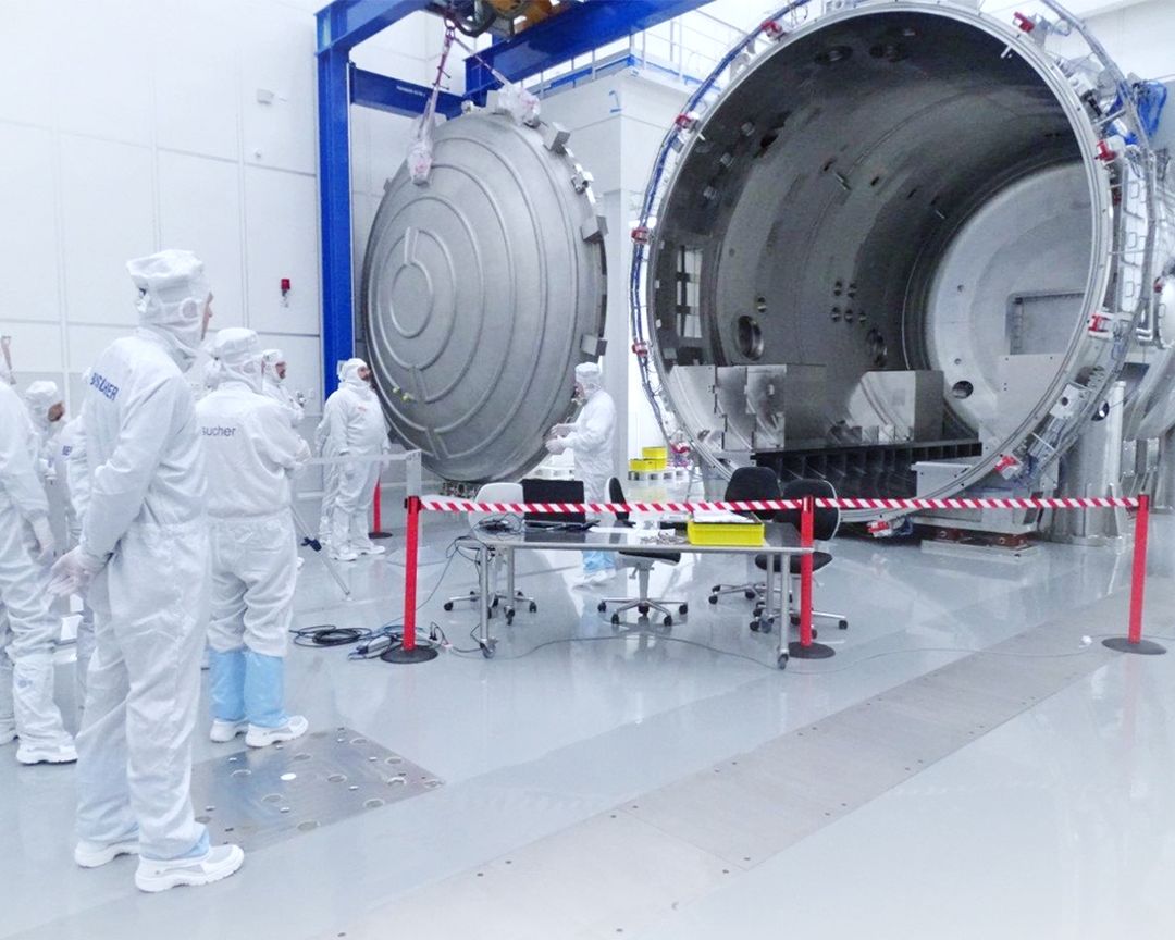 Căn phòng chân không khổng lồ này là nơi hãng Zeiss kiểm tra mức độ chính xác của những tấm gương mà họ sản xuất ra