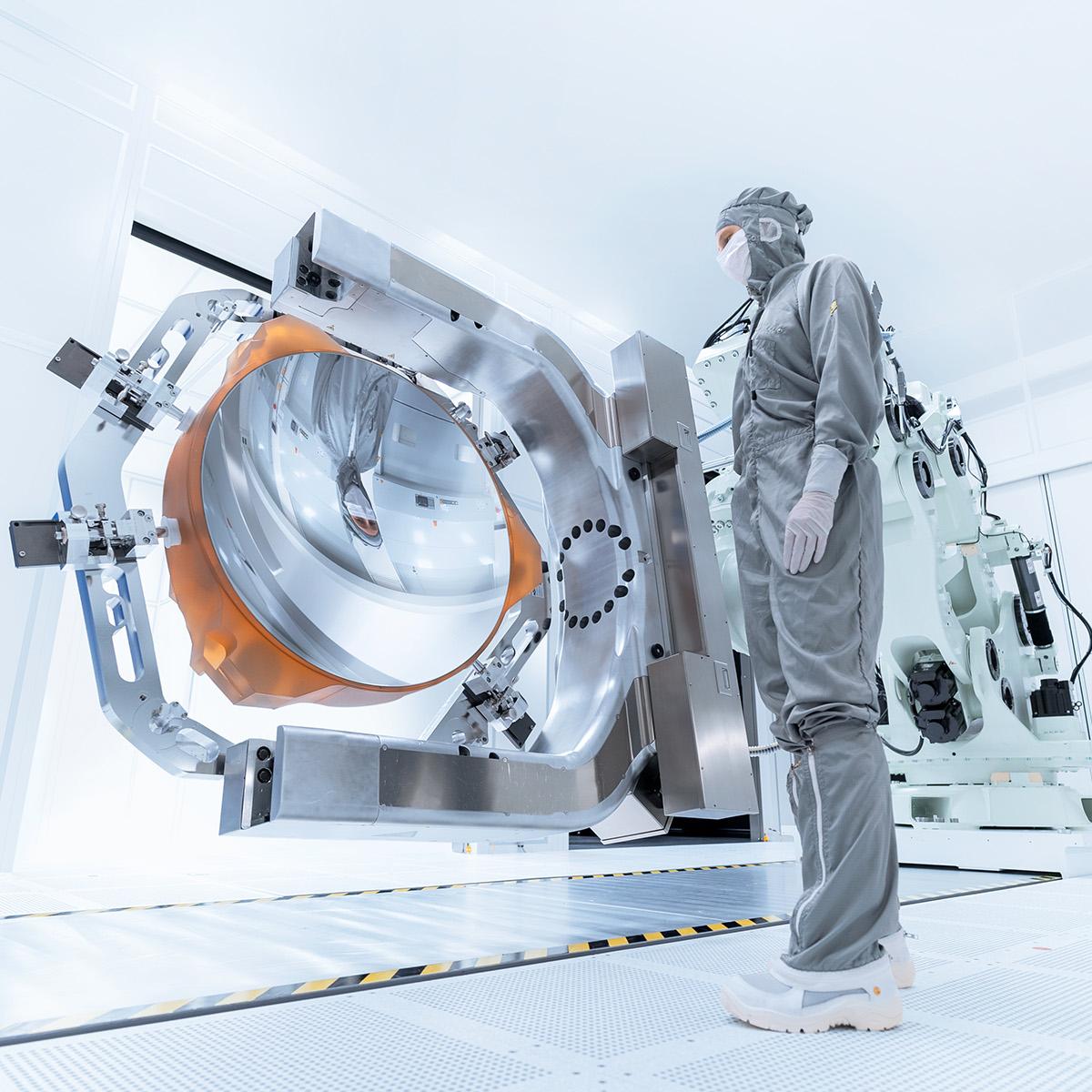 Một trong nhiều tấm gương được hãng Zeiss sản xuất cho cỗ máy quang khắc EUV của ASML