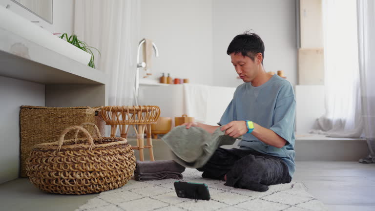 Phụ nữ thường phát điên khi thấy chồng làm việc quá chậm chạp. Dặn gấp khăn thì chỉ biết gấp khăn chứ không biết gấp thêm quần áo hay mang đồ đi cất.