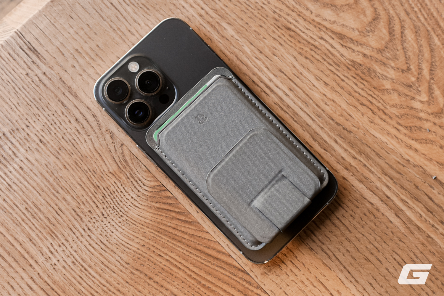 Ví thẻ Zagg Essential kiêm chân đế Magsafe, sinh ra cho iPhone nhưng có thể dùng với mọi điện thoại.