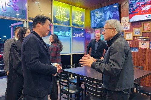 Mới đây là một cuộc gặp mặt khác giữa ông Huang với Chủ tịch SK Hynix ông Tony Choi cũng trong một nhà hàng bình dân