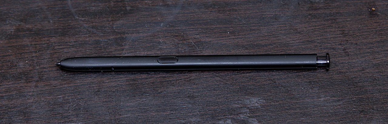 Samsung Galaxy S22 Ultra màu đen cùng bút S Pen, thời điểm Samsung hợp nhất dòng Galaxy Note vào dòng Galaxy S Ultra, mang S Pen trở thành tính năng đặc trưng của phân khúc Ultra. Đây cũng đánh dấu chuỗi “wow” cuối cùng trước thời kỳ bão hòa phần cứng.