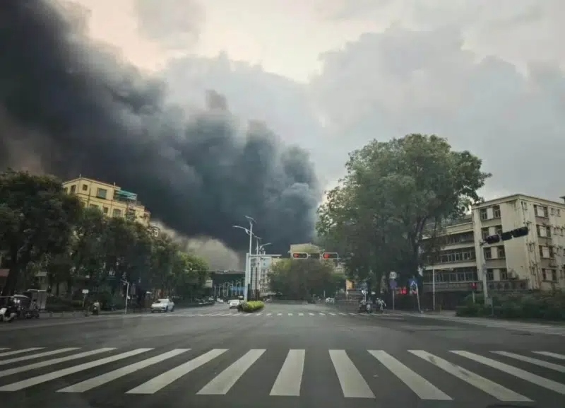   Bất chấp những lời đính chính từ phía BYD, nhiều ý kiến trên mạng vẫn bày tỏ sự châm biếm sâu sắc đối với chiến dịch quảng cáo về loại pin Blade không bao giờ bốc cháy của tập đoàn này.   