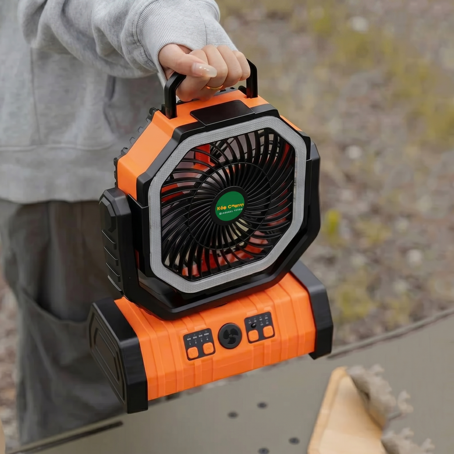 Mới đầu mùa đã nắng nóng dữ dội, lo mất điện: Quạt tích điện là món nhất định phải có hè này