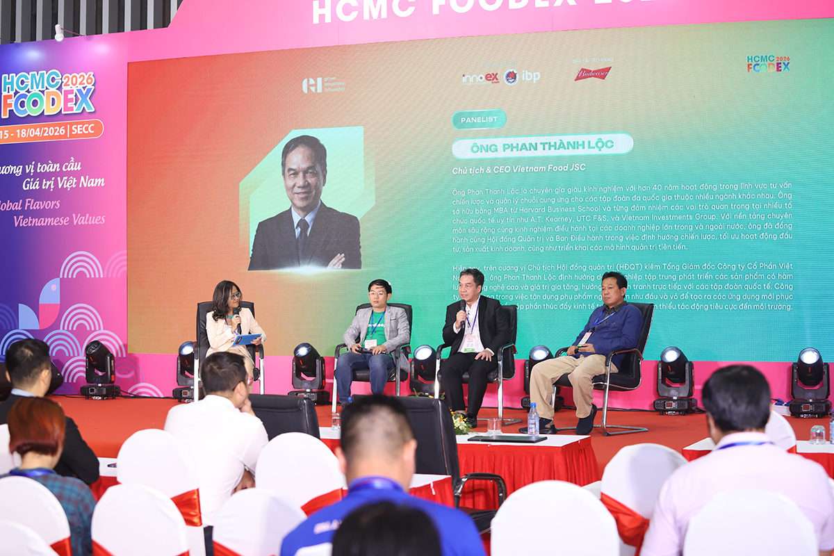 Các diễn giả chia sẻ về góc nhìn từ doanh nghiệp về ESG tại Green Innovation Accelerator 2026.