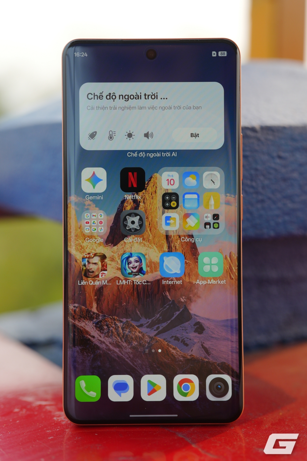   Cận cảnh màn hình realme P4 Power ngoài trời ban ngày  