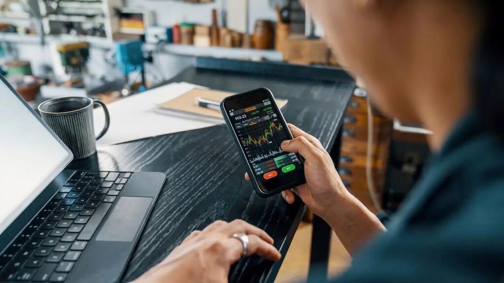 Sau 35 tuổi, tiền đi đâu hết? Kiếm nhiều hơn nhưng mãi không khá lên vì 3 sai lầm này