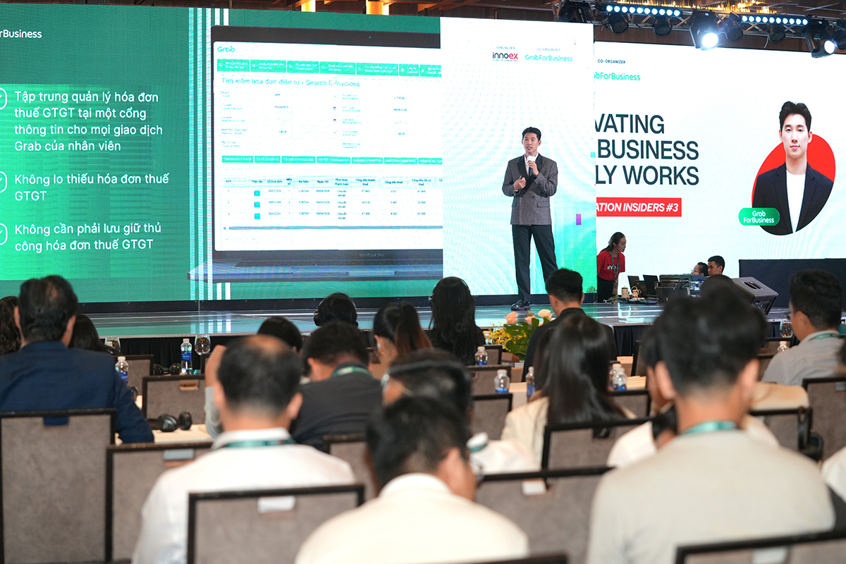 Ông Thân Mạnh Tấn đại diện Grab For Business chia sẻ tại diễn đàn