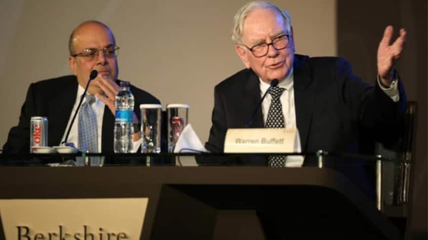 Ông Ajit Jain và ông Warren Buffett 