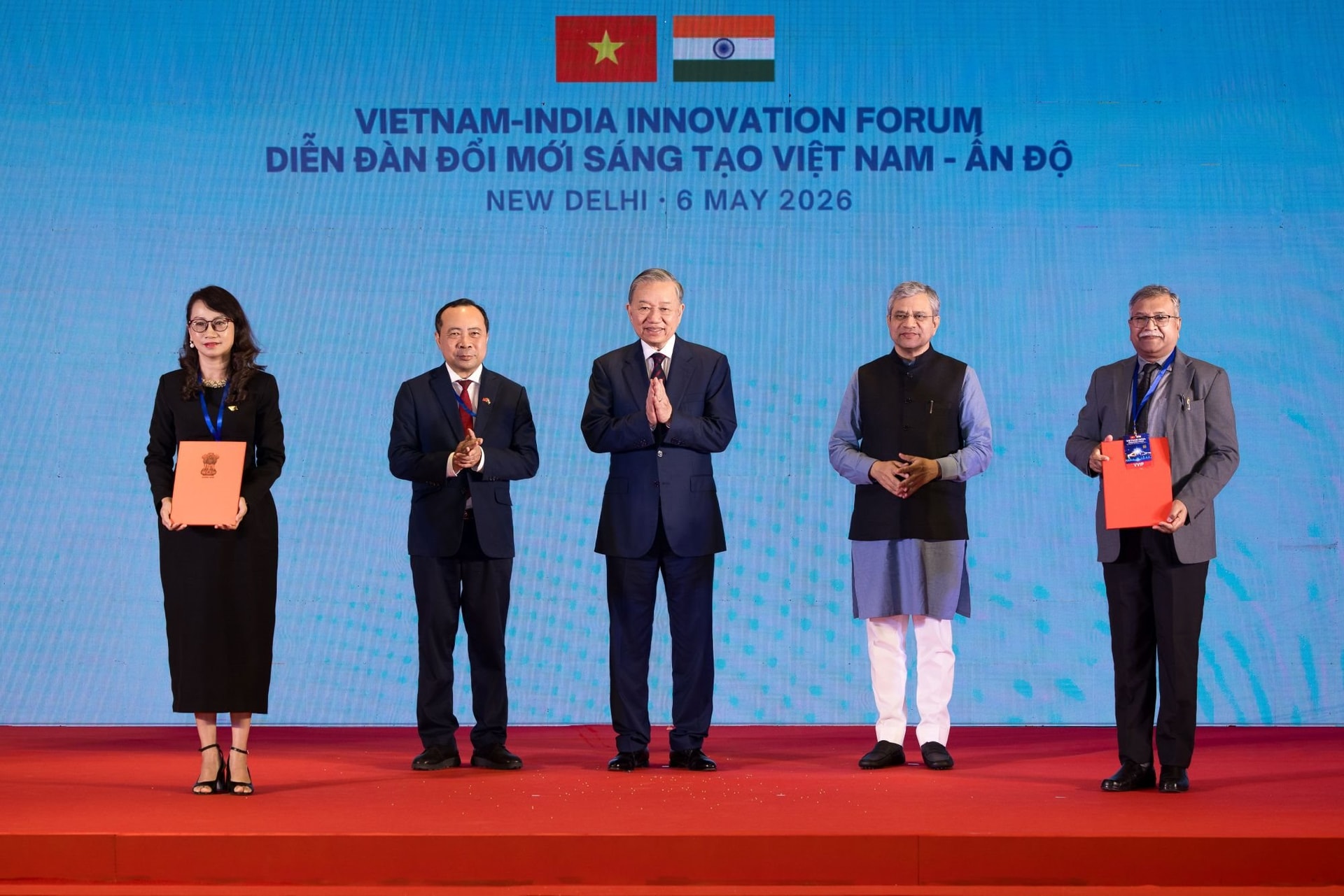 Tổng bí thư, Chủ tịch nước Tô Lâm, Bộ trưởng Bộ Điện tử và Công nghệ thông tin Ấn Độ, Bộ trưởng Bộ Khoa học và Công nghệ Việt Nam chứng kiến trao các văn kiện, thoả thuận hợp tác giữa các đơn vị hai nước