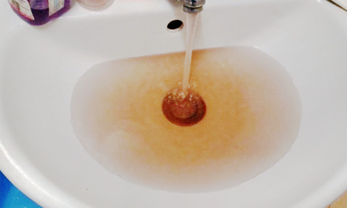 Nước dùng có cặn bẩn là nỗi ám ảnh của nhiều người vào mùa hè khi nhu cầu dùng nước sạch tăng cao.