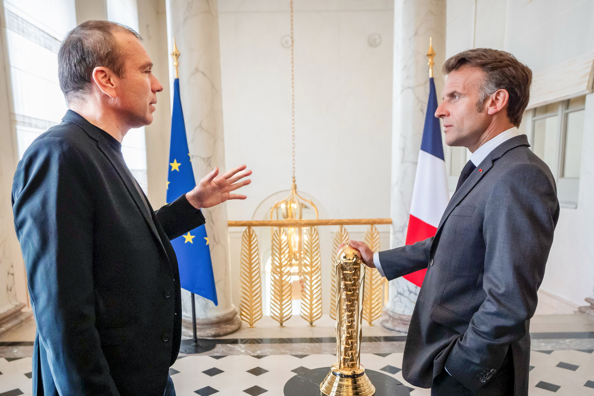 Tổng thống Emmanuel Macron (bên phải) và Ralf Reichert, Giám đốc điều hành Esports Foundation (bên trái) tại Điện Élysée ở Paris, Pháp - ngày 19 tháng 5 năm 2026.