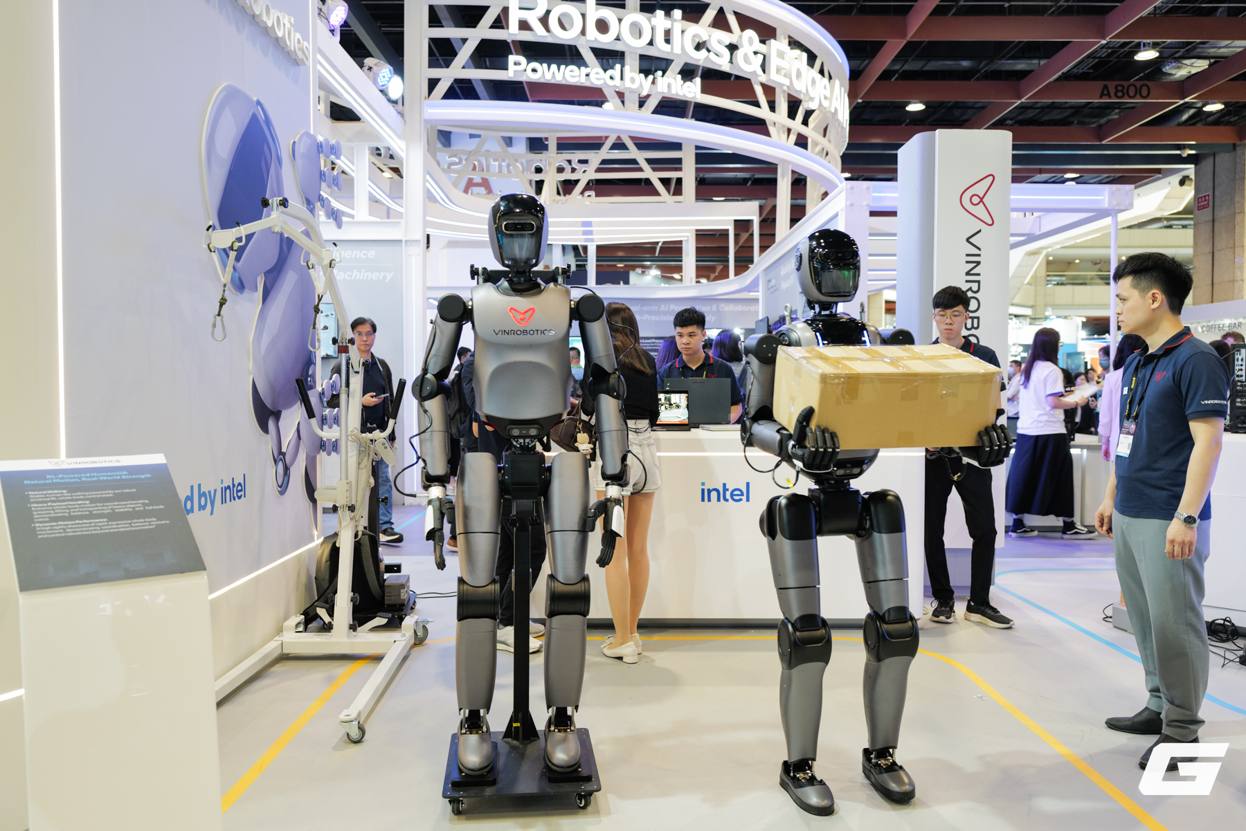 Hiện diện tại Computex lần này, VinRobotics mang tới 2 phiên bản robot hình người có tên VR-H3.1 (bên trái) và VR-H3.2 (bên phải)