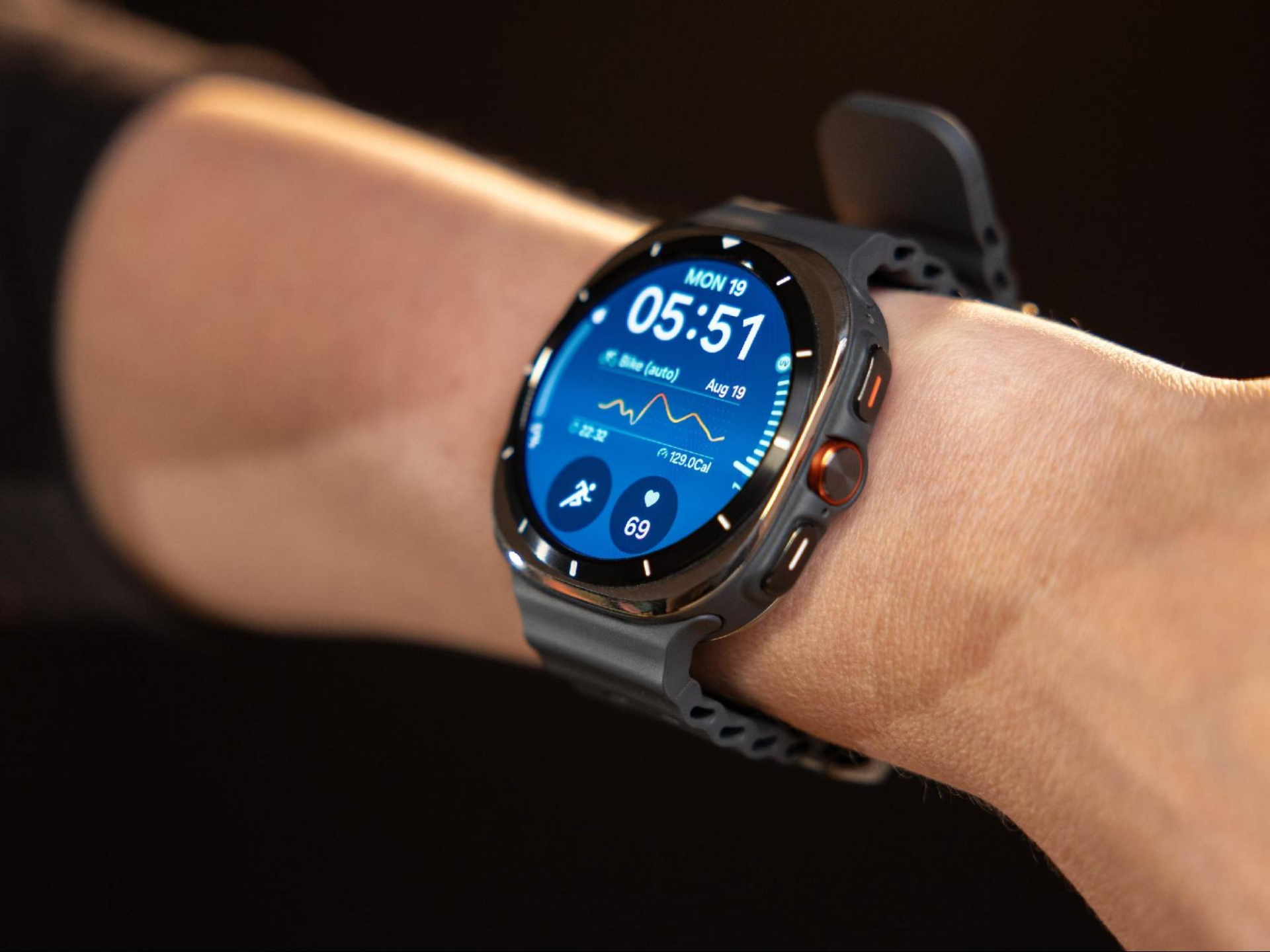 Galaxy Watch đảm nhận vai trò lớp cảm biến, thu thập dữ liệu sức khỏe liên tục ngay trên cổ tay người dùng.