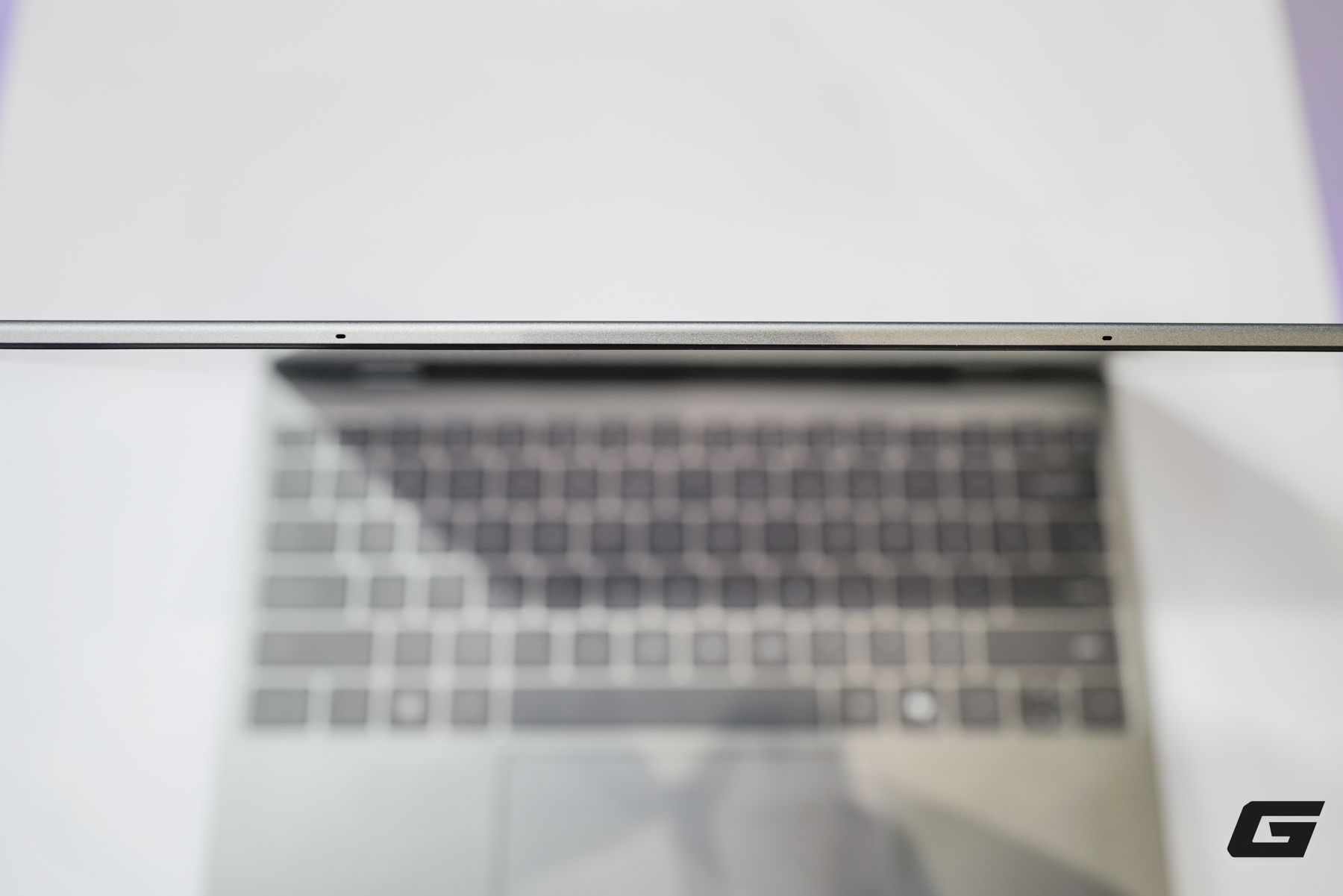Micro của Dell XPS 13 mới nằm ở vị trí khá đặc biệt, trong 2 lỗ tròn nhỏ trên đỉnh máy