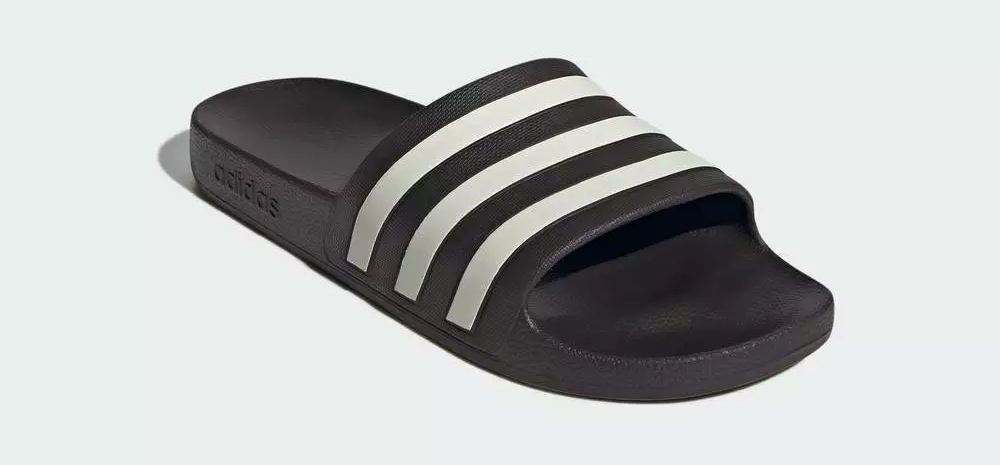 Dép quai ngang adidas Adilette Aqua có giá khoảng 380.000đ