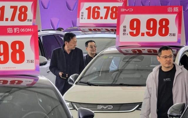 Những tấm biển giá khởi điểm liên tục được hạ thấp tại một đại lý BYD ở Trung Quốc, hình ảnh tiêu biểu của cuộc chiến giá trong ngành xe điện.