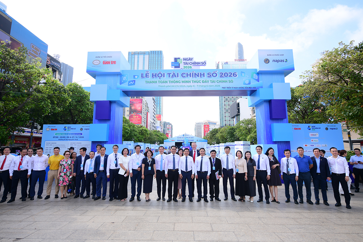 Phó Thủ tướng Chính phủ Nguyễn Văn Thắng (người ở giữa) cùng lãnh đạo các cơ quan, tổ chức tài chính và doanh nghiệp công nghệ tham gia Hội thảo