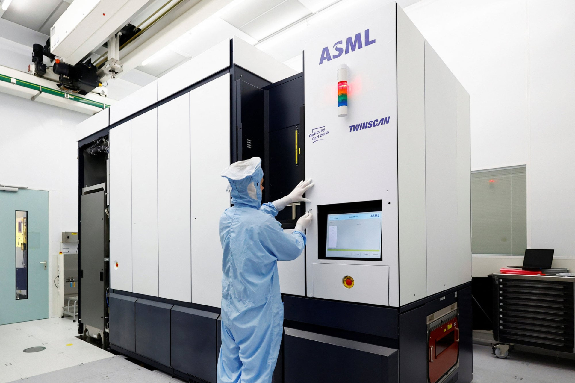 Một cỗ máy quang khắc DUV của ASML