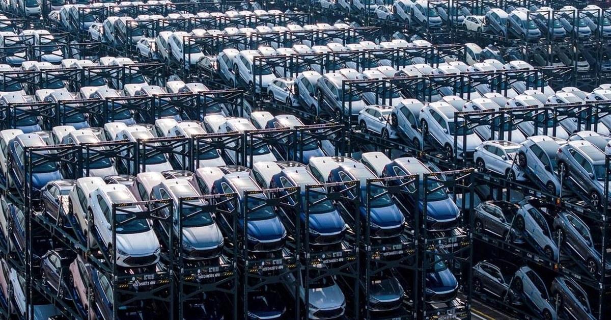 Hàng loạt xe điện xếp chồng trong khung thép tại cảng chờ xuất khẩu, hình ảnh của một năng lực sản xuất vượt xa sức tiêu thụ trong nước