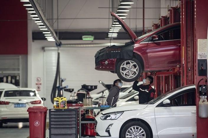 Một xưởng dịch vụ ô tô, nơi giá trị thật của bảo hành và nguồn phụ tùng chỉ lộ ra sau nhiều năm, khi chiếc xe cần được chăm sóc