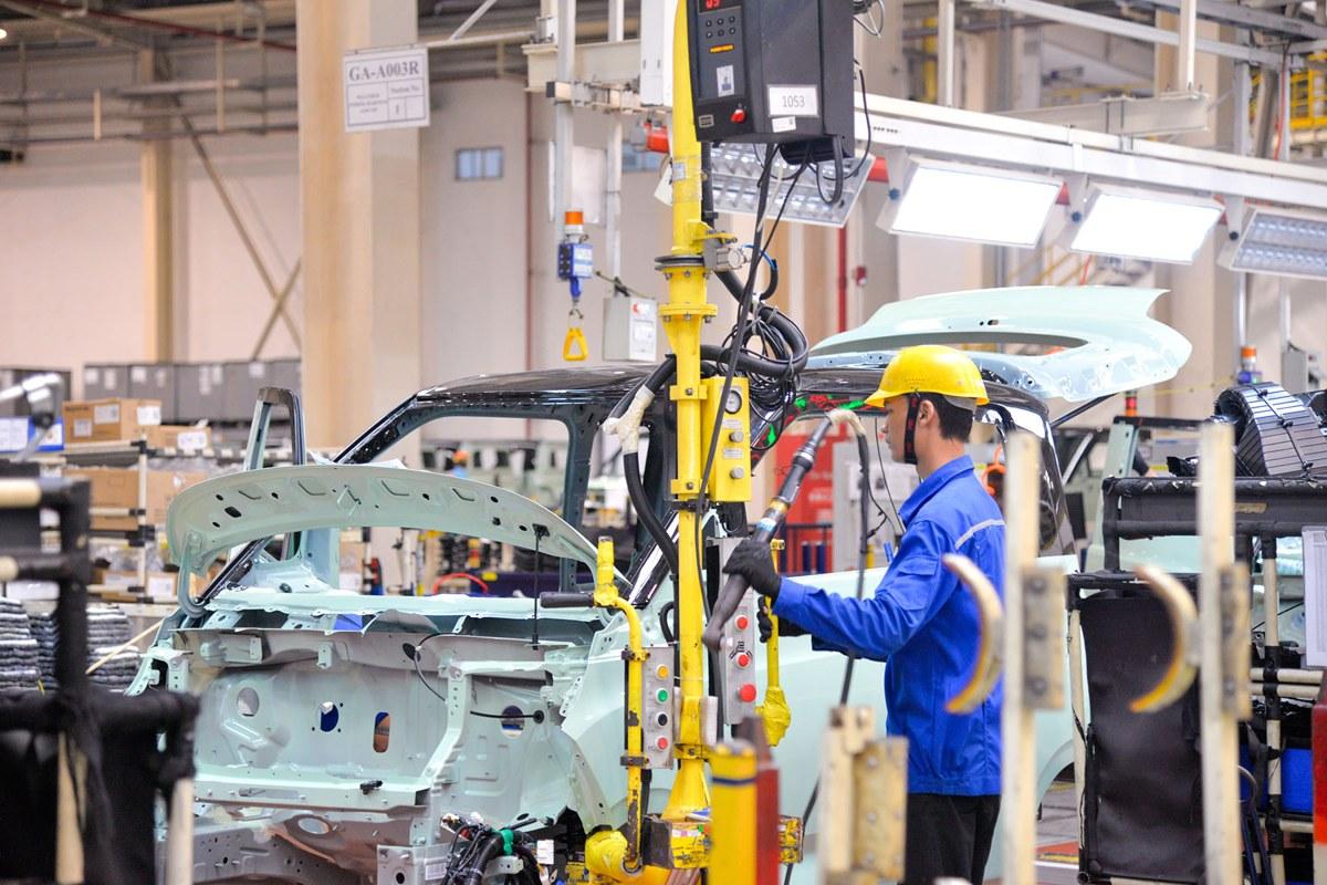 Công nhân trên dây chuyền lắp ráp ô tô tại Trung Quốc, nơi mỗi dây chuyền nằm không là một khoản lỗ cố định buộc nhà máy phải chạy hết công suất