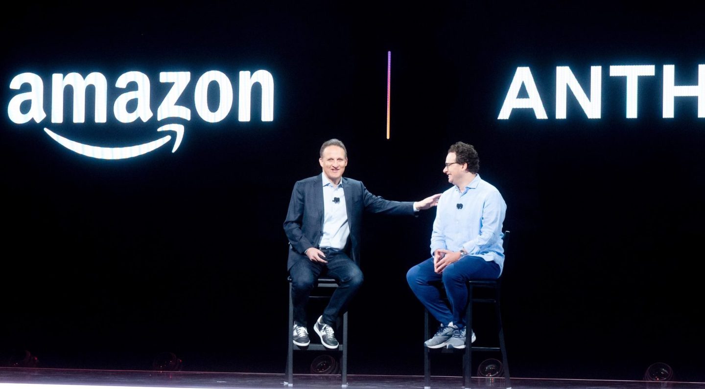 CEO Amazon Web Services, ông Adam Selipsky (trái) nói chuyện với CEO Anthropic (phải) trên sân khấu