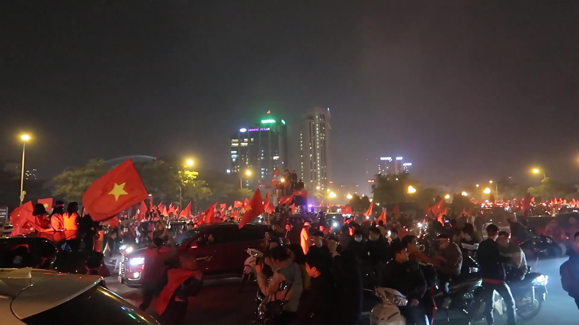 Fan hâm mộ đội tuyển Việt Nam đi bão ăn mừng đội tuyển vô địch AFF Cup 2018 - Ảnh: Kênh YouTube Sáng Tốt Bụng/CC BY 3.0.