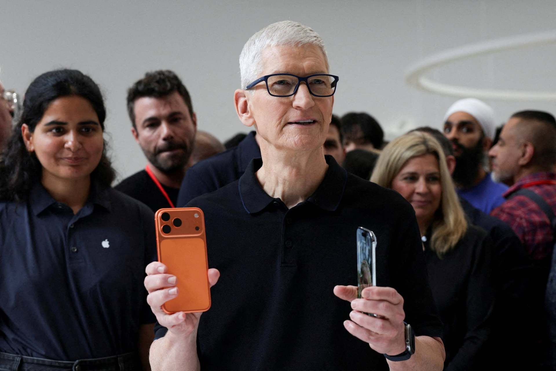CEO Tim Cook thừa nhận việc tăng giá là không thể tránh khỏi. Ảnh Reuters