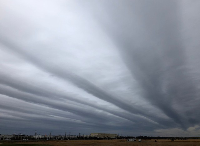 Mây trung tầng (Altostratus): Lớp mây màu xám hoặc xanh xám phủ rộng, có thể khiến Mặt Trời hiện lên mờ ảo sau lớp mây