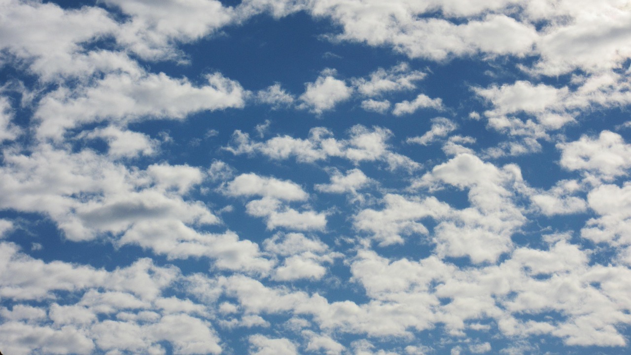 Mây trung tích (Altocumulus): mây ở tầng trung, các khối mây lớn hơn mây ti tích