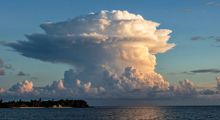 Mây vũ tích (Cumulonimbus): Dày đặc và trông giống như những đám mây tích nhưng mọc lên thành tháp theo phương thẳng đứng với phần đỉnh phình ra như súp lơ. Mây thường đi kèm mưa lớn, sét, gió giật và đôi khi có mưa đá.