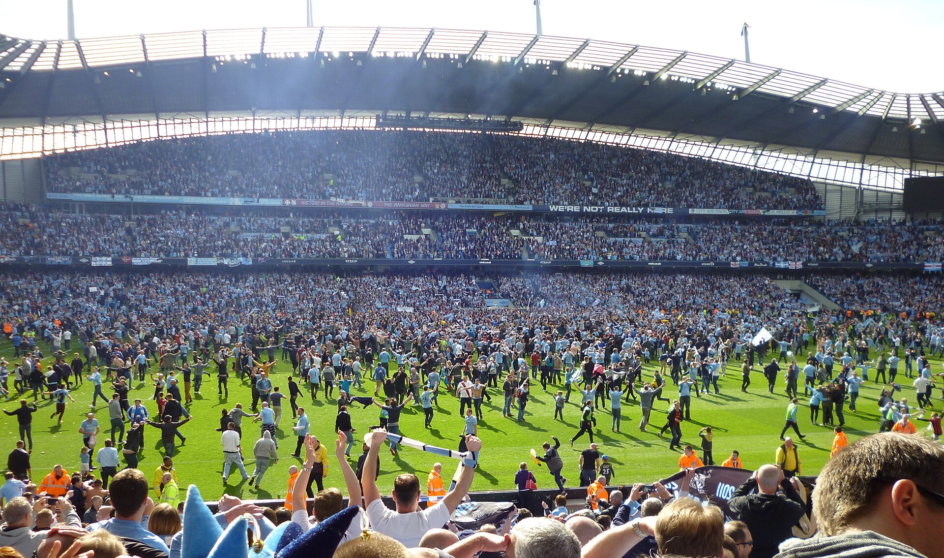 Fan Manchester City tràn xuống sân vận động ăn mừng - Ảnh: Oldelpaso/Cấp quyền theo CC BY-SA 3.0.