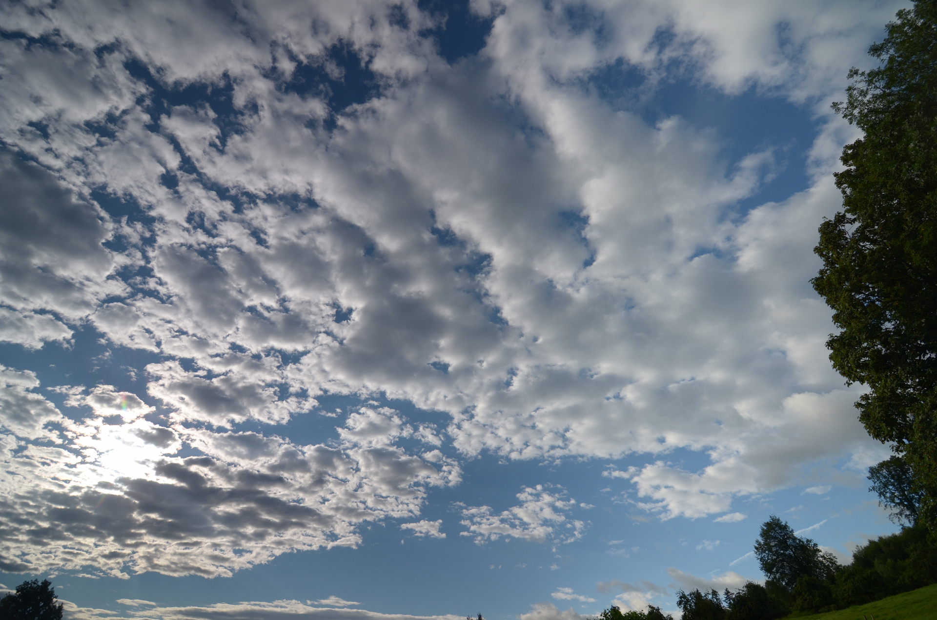 Mây tầng tích (Stratocumulus): Mây thấp gồm các khối lớn nối liền thành từng lớp, thường xen kẽ khoảng trời quang