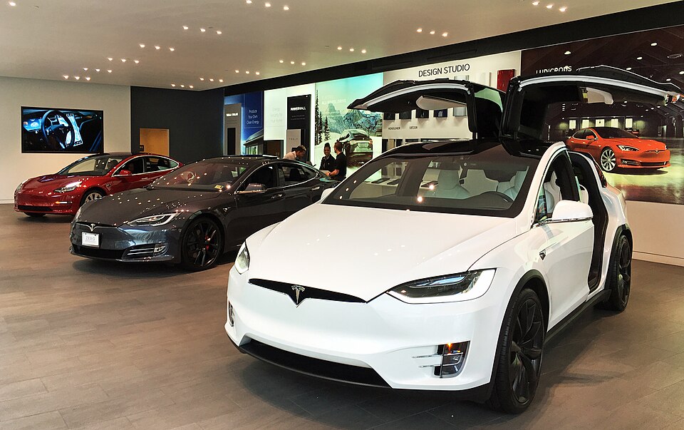 Xe điện Tesla trưng bày tại cửa hàng tại Washington D.C - Ảnh: Mariordo (Mario Roberto Durán Ortiz)/Cấp quyền theo CC BY-SA 4.0.